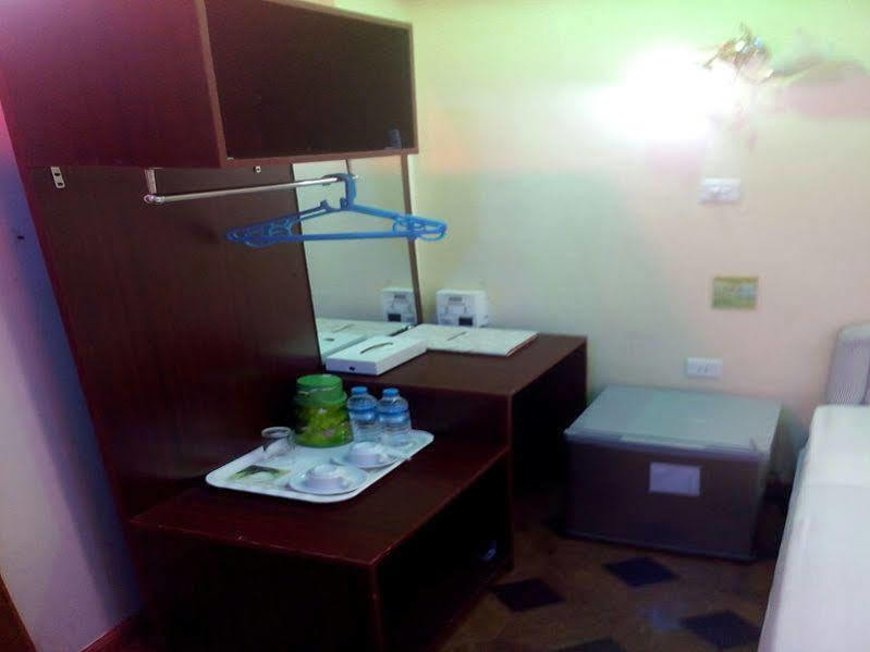 New Golden Forward Hotel Янгон Экстерьер фото