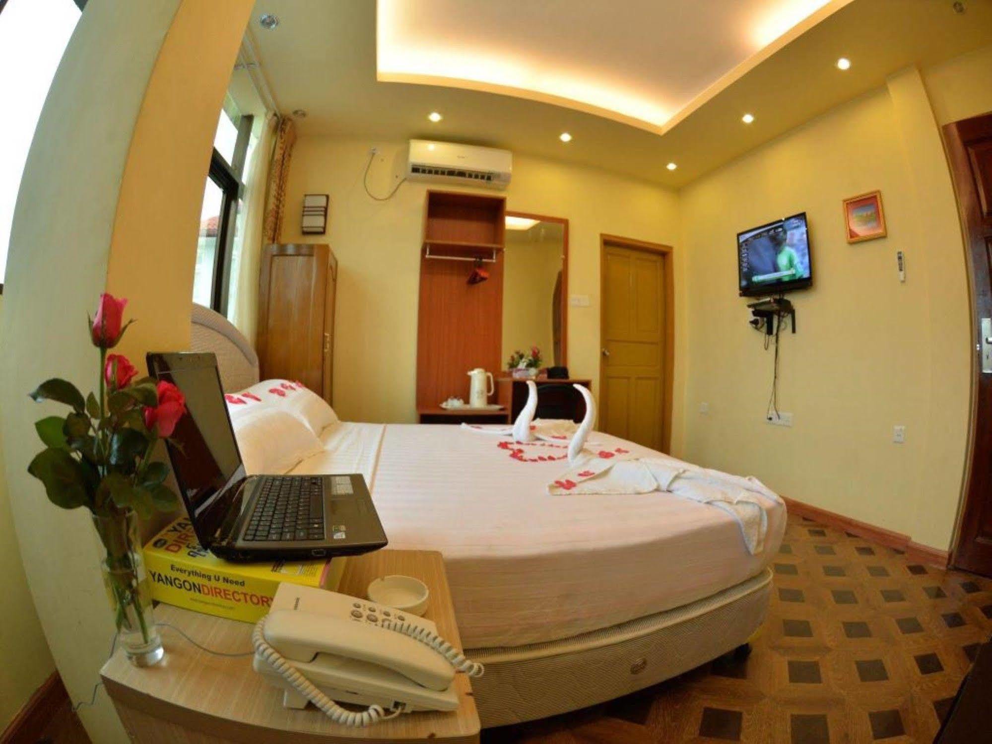 New Golden Forward Hotel Янгон Экстерьер фото