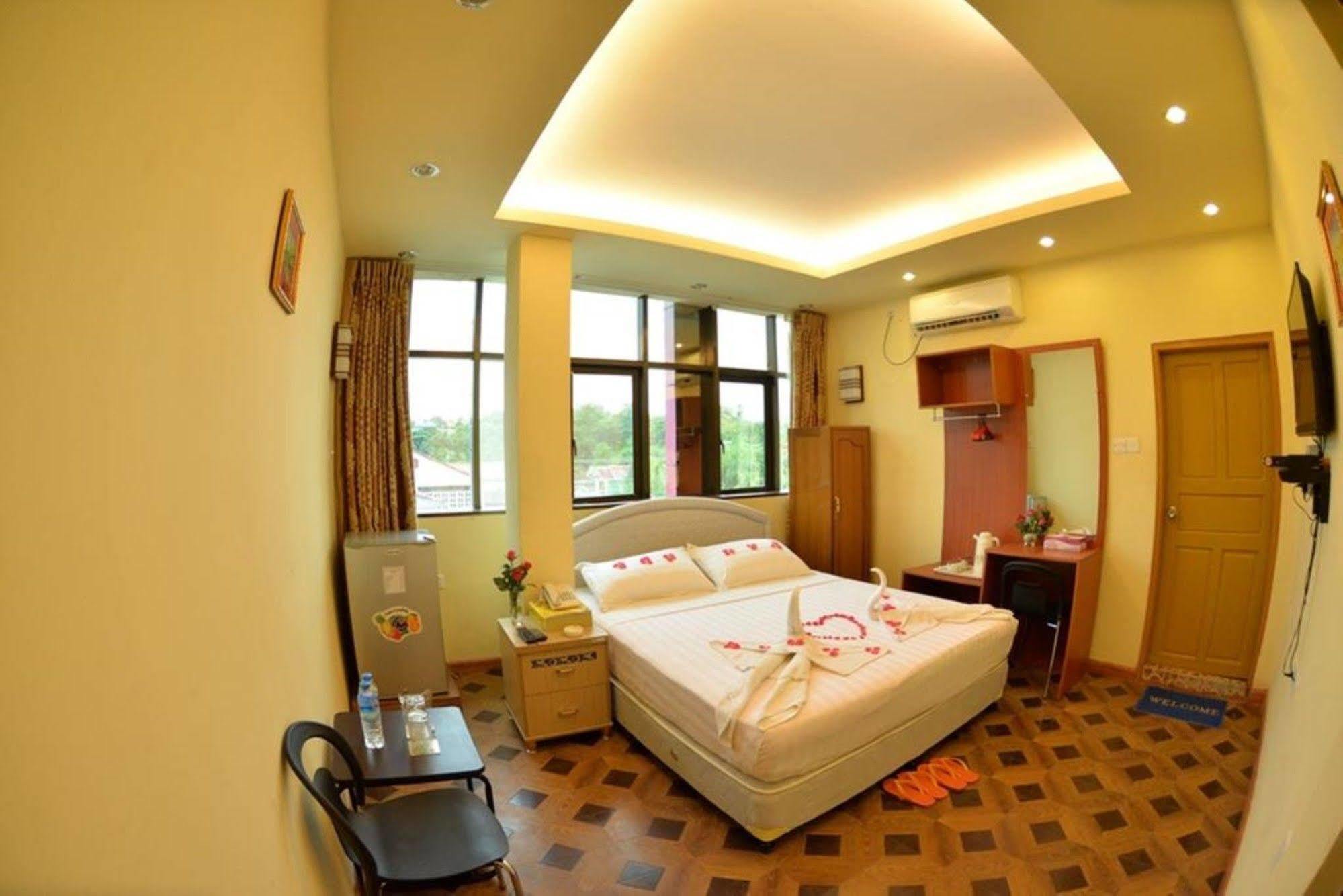 New Golden Forward Hotel Янгон Экстерьер фото